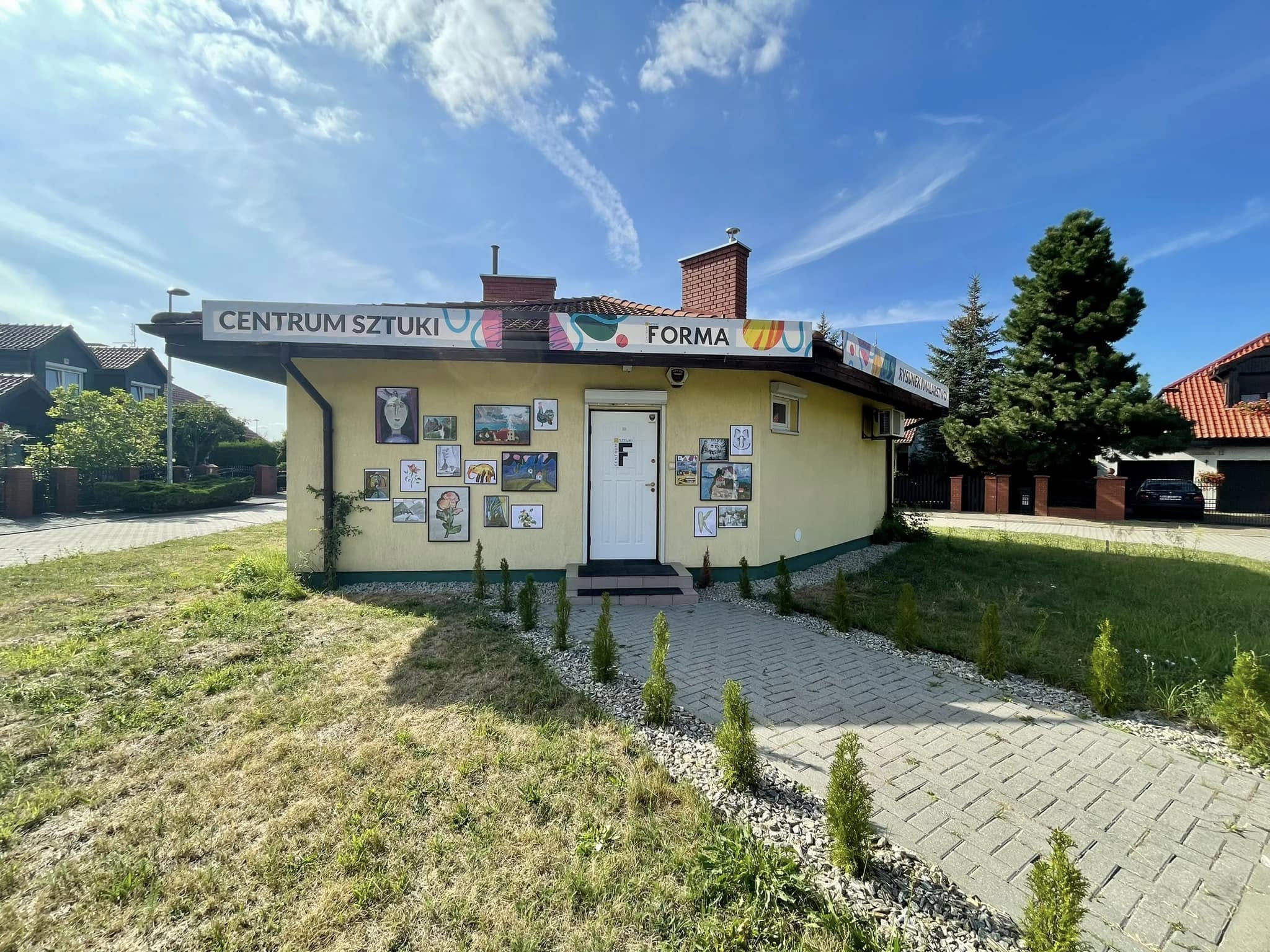 Pracownia — prace uczniów na ścianach